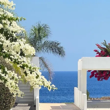 Seaside Family - 2 Min Walk To Villa Paralimni