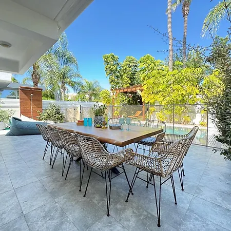 Seaside Family - 2 Min Walk To Paralimni