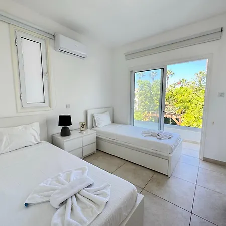 Seaside Family - 2 Min Walk To * Paralimni